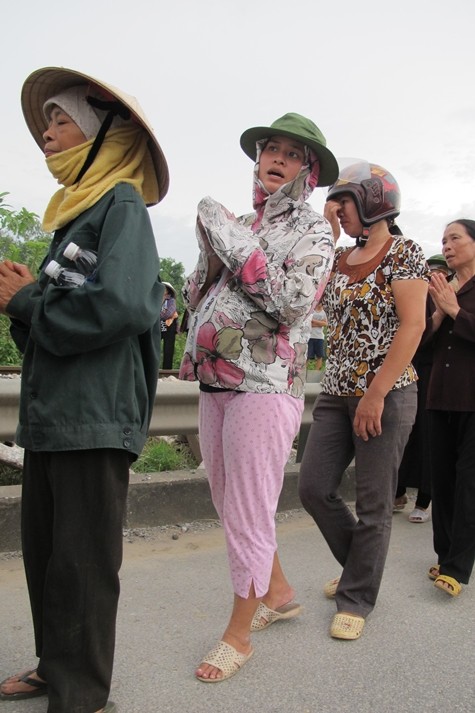 Một phụ nữ có bầu ở Duy Tiên, Hà Nam bất chấp nắng hè vẫn hòa vào đoàn người chắp tay niệm Phật. Ảnh: Vũ Dũng
